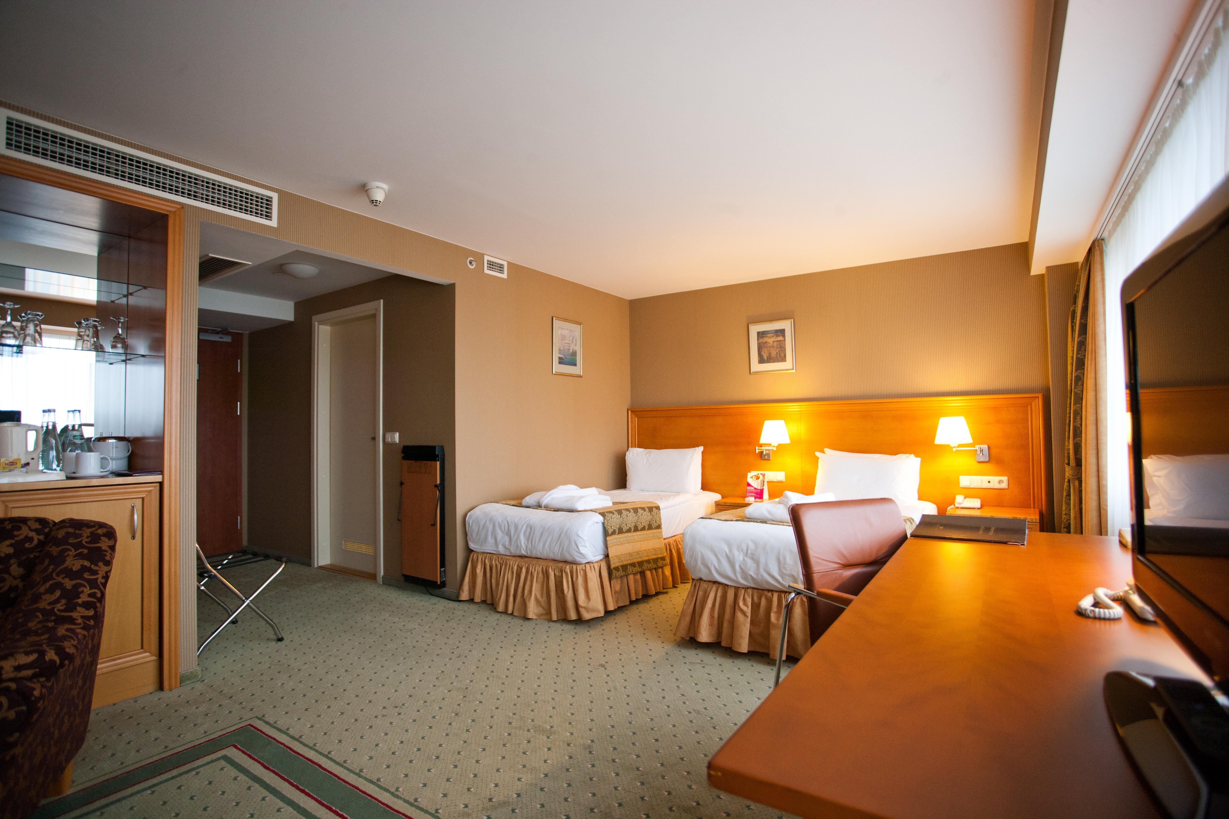 Vilnius Park Plaza Hotel, Restaurant & Terrace, Panorama Bar, Conference & Banquet Center Bagian luar foto