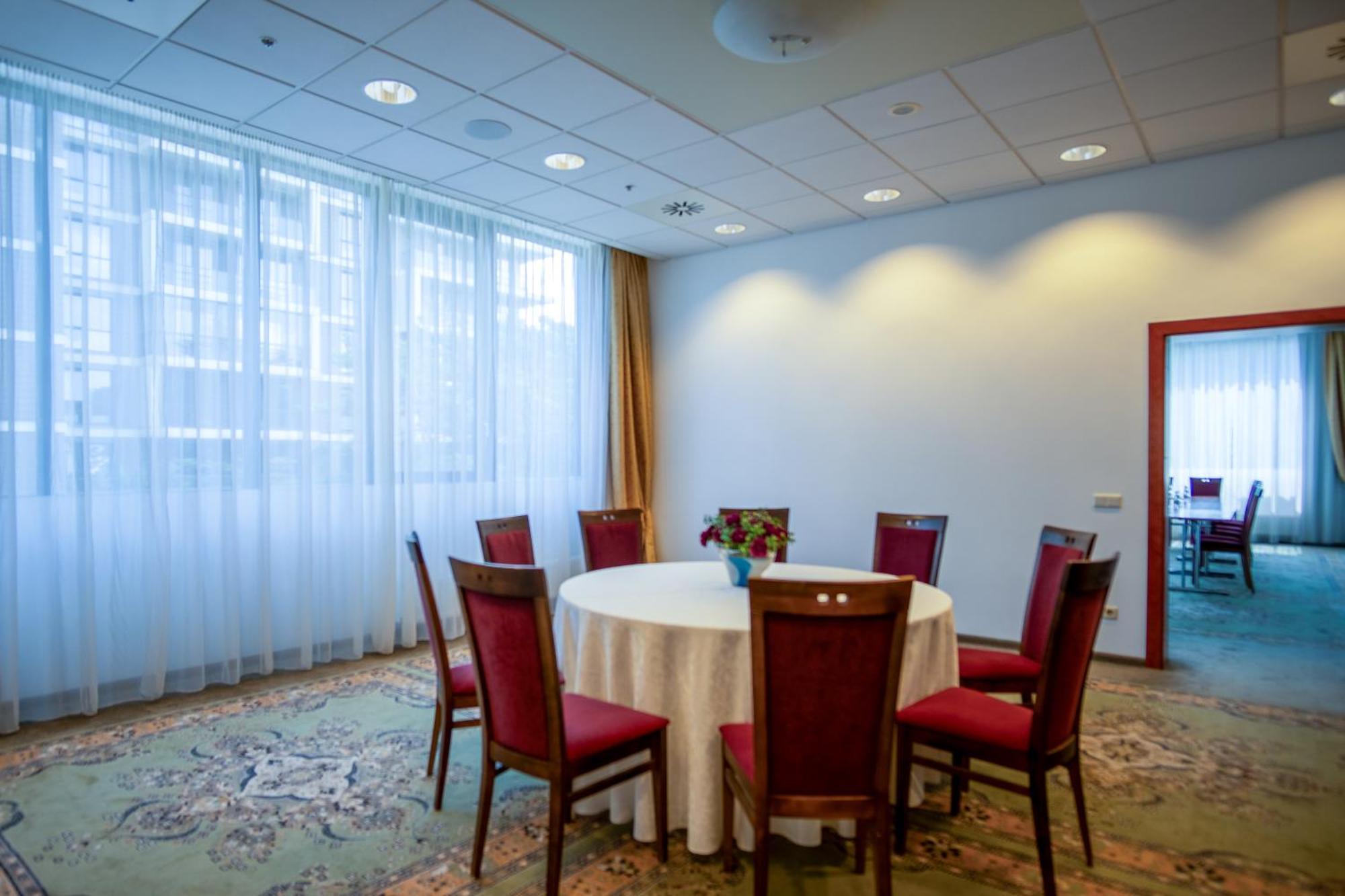 Vilnius Park Plaza Hotel, Restaurant & Terrace, Panorama Bar, Conference & Banquet Center Bagian luar foto