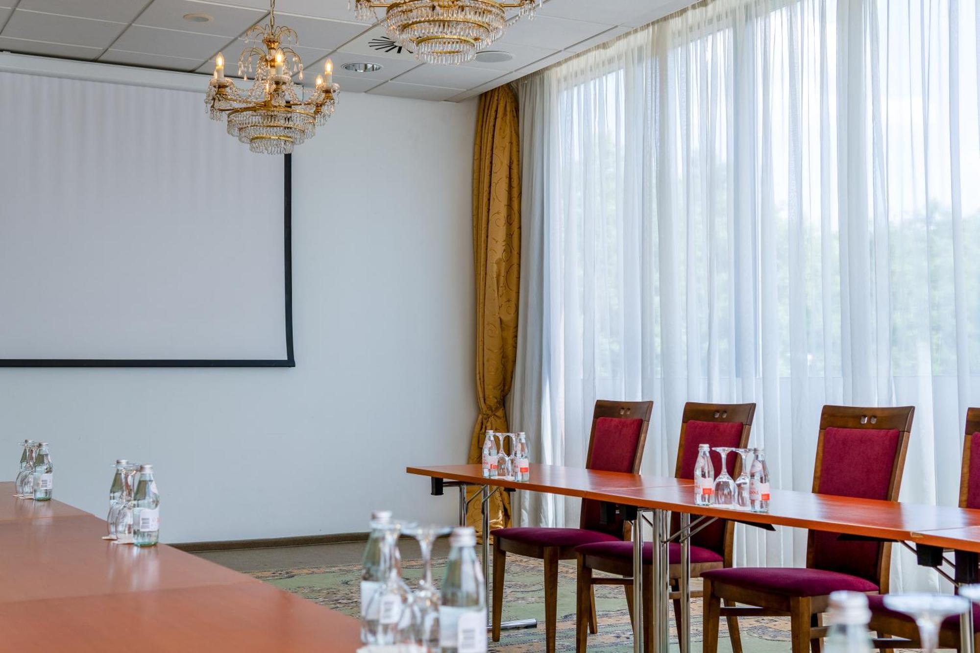 Vilnius Park Plaza Hotel, Restaurant & Terrace, Panorama Bar, Conference & Banquet Center Bagian luar foto