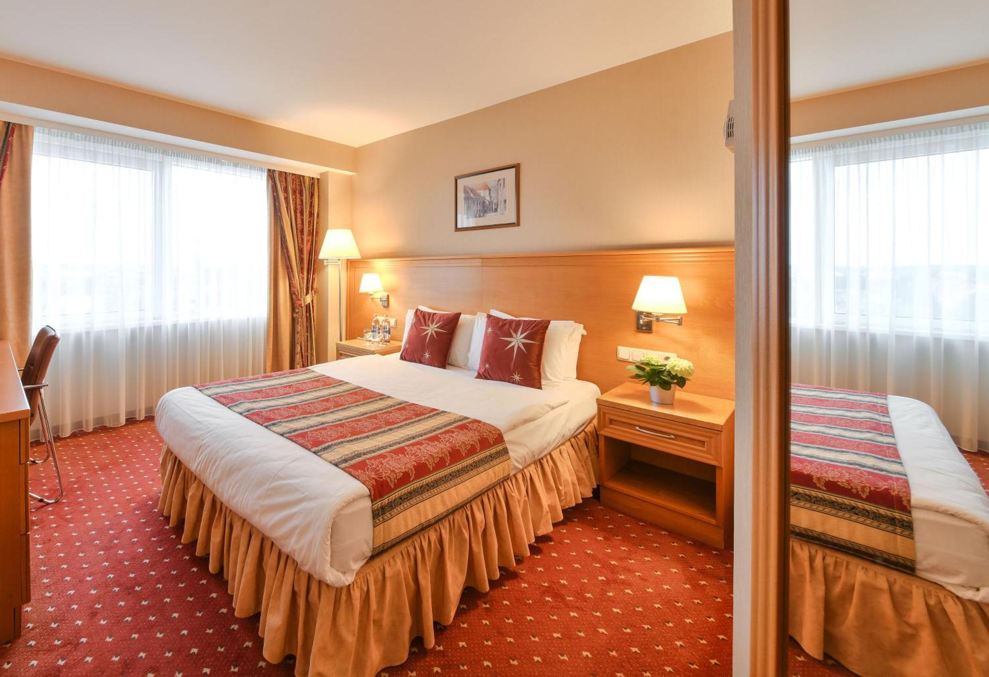 Vilnius Park Plaza Hotel, Restaurant & Terrace, Panorama Bar, Conference & Banquet Center Bagian luar foto