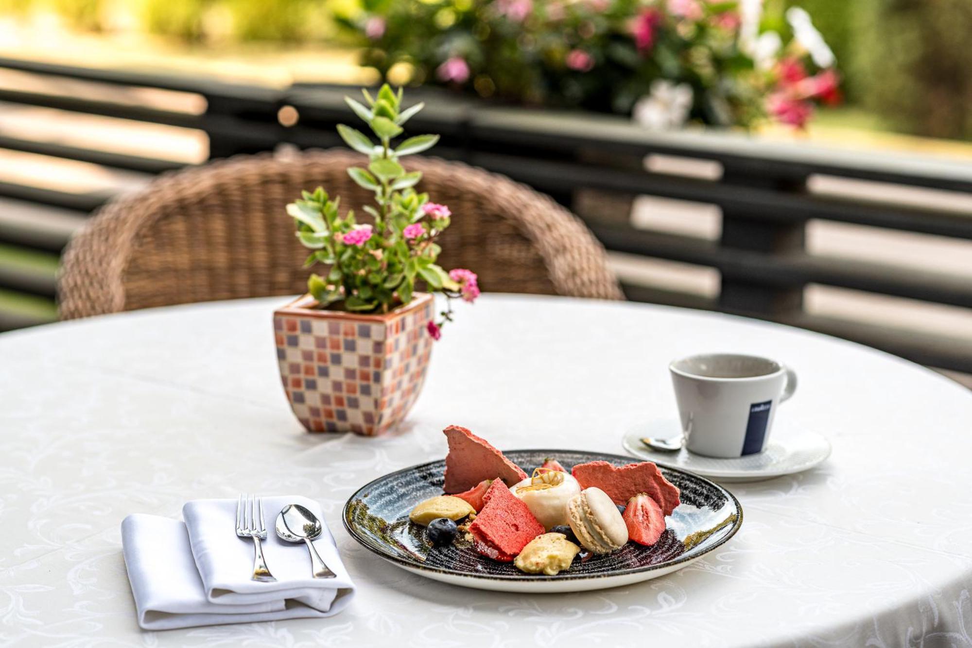 Vilnius Park Plaza Hotel, Restaurant & Terrace, Panorama Bar, Conference & Banquet Center Bagian luar foto