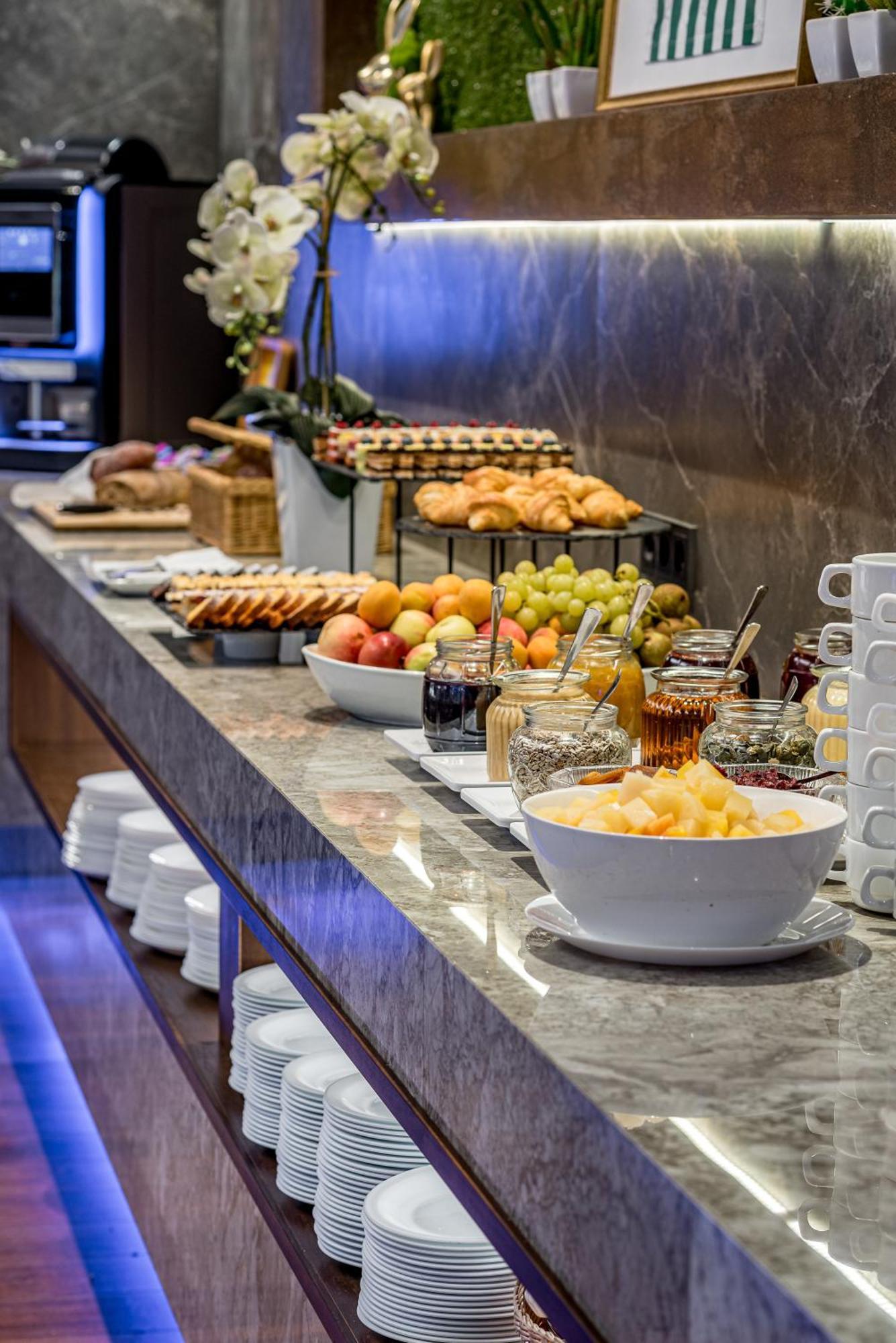 Vilnius Park Plaza Hotel, Restaurant & Terrace, Panorama Bar, Conference & Banquet Center Bagian luar foto