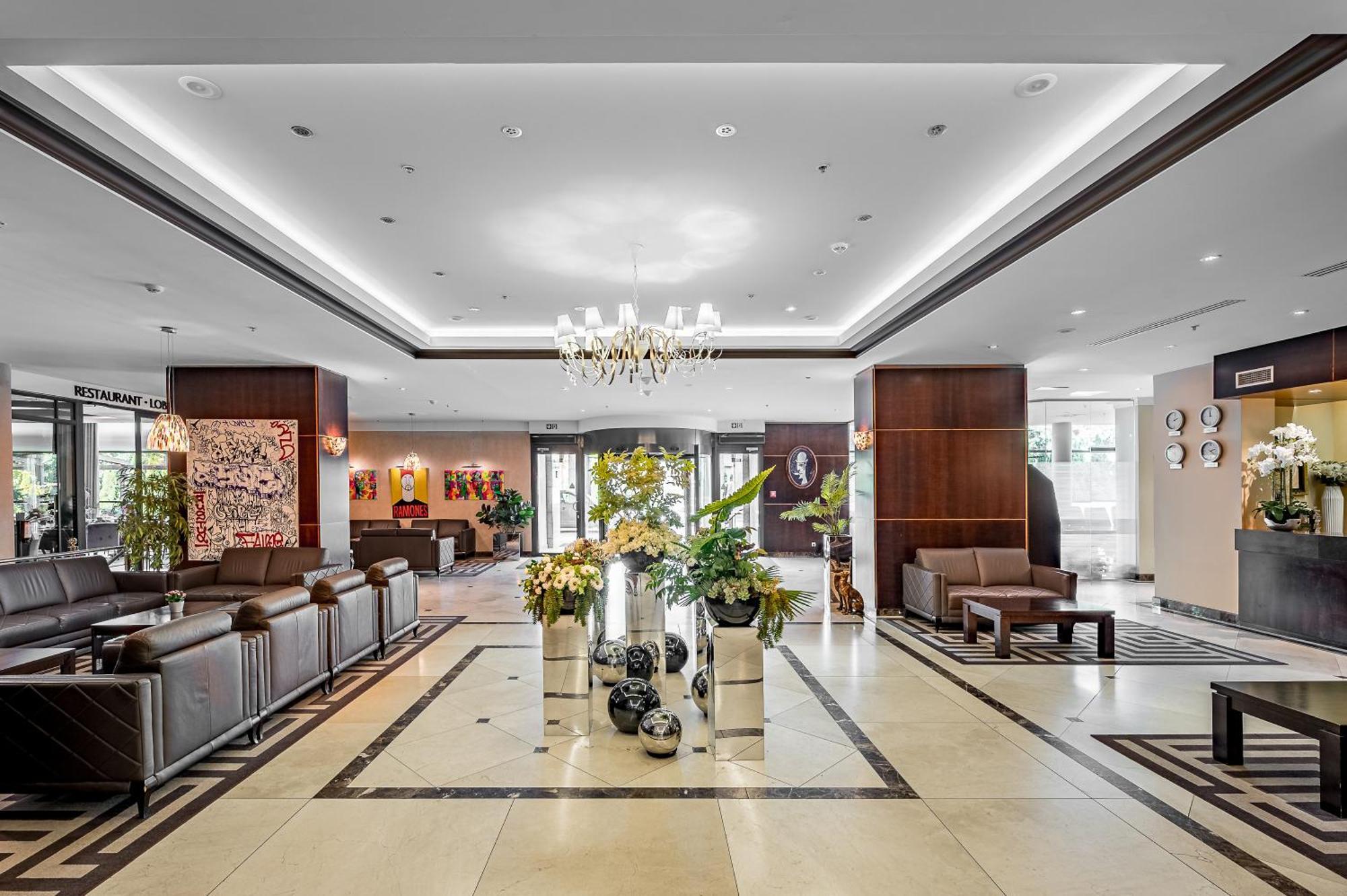 Vilnius Park Plaza Hotel, Restaurant & Terrace, Panorama Bar, Conference & Banquet Center Bagian luar foto