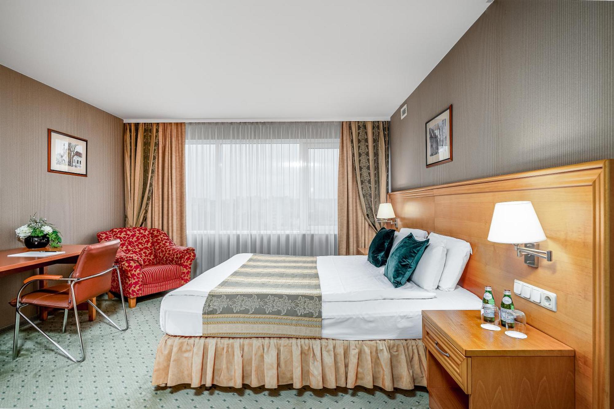 Vilnius Park Plaza Hotel, Restaurant & Terrace, Panorama Bar, Conference & Banquet Center Bagian luar foto