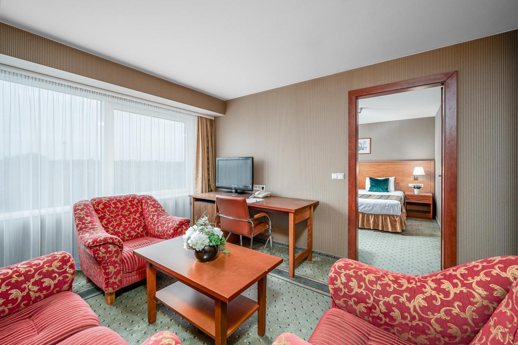 Vilnius Park Plaza Hotel, Restaurant & Terrace, Panorama Bar, Conference & Banquet Center Bagian luar foto
