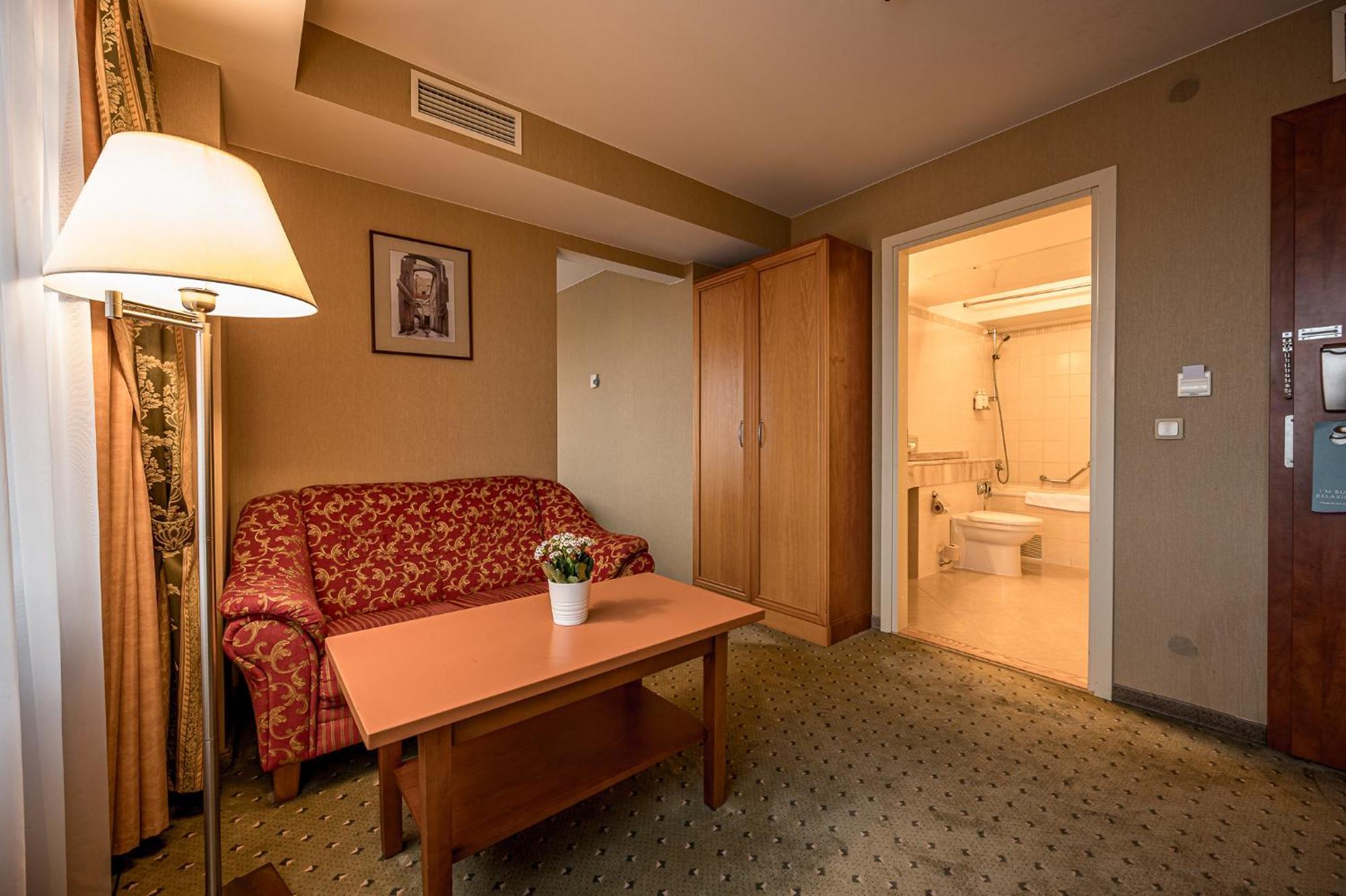 Vilnius Park Plaza Hotel, Restaurant & Terrace, Panorama Bar, Conference & Banquet Center Bagian luar foto