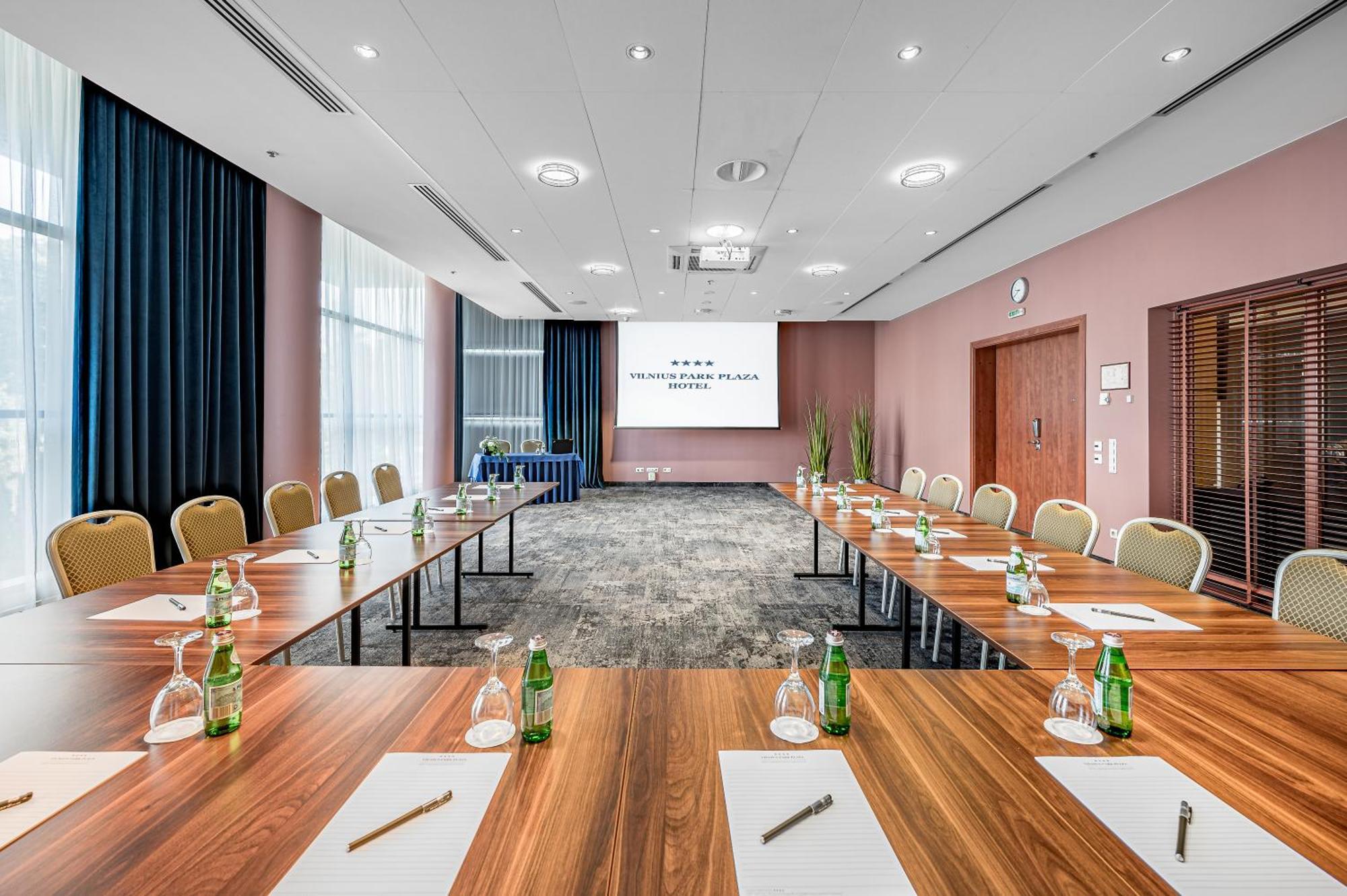 Vilnius Park Plaza Hotel, Restaurant & Terrace, Panorama Bar, Conference & Banquet Center Bagian luar foto