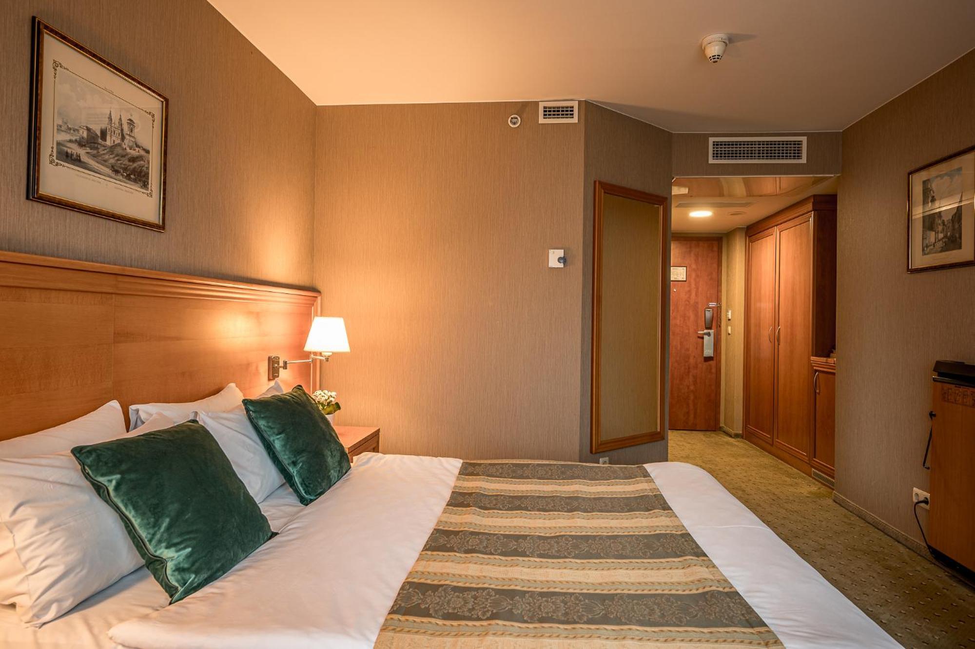 Vilnius Park Plaza Hotel, Restaurant & Terrace, Panorama Bar, Conference & Banquet Center Bagian luar foto